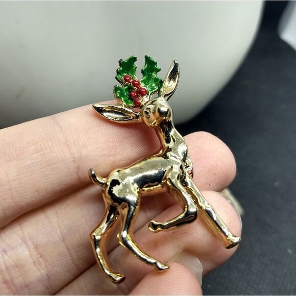Holly folly reindeer Christmas brooch vintage - Picture 1 of 4